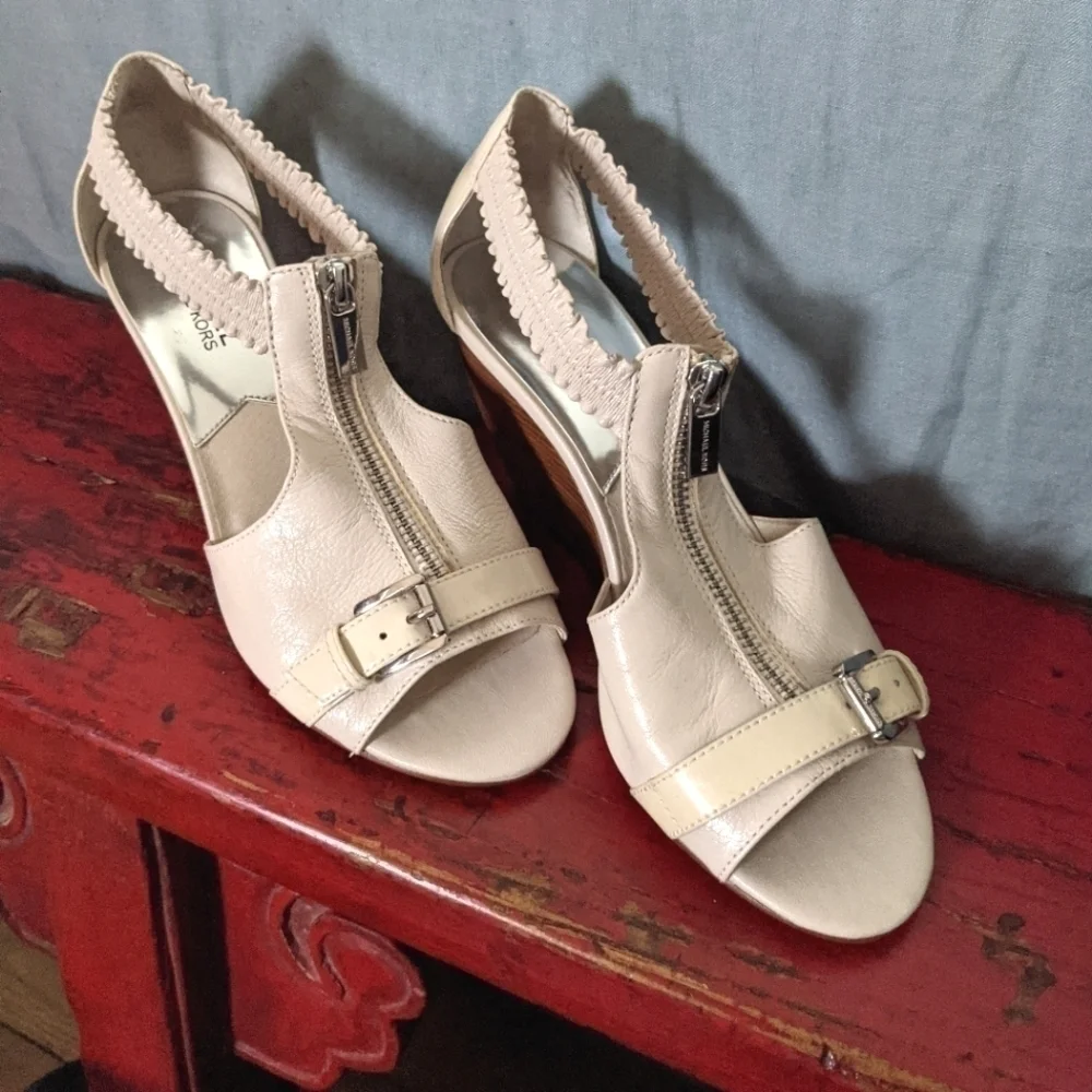 𝅺MICHAEL by Michael Kors Wedge Ivory Leather Sandal with Buckle and Zip Front 7